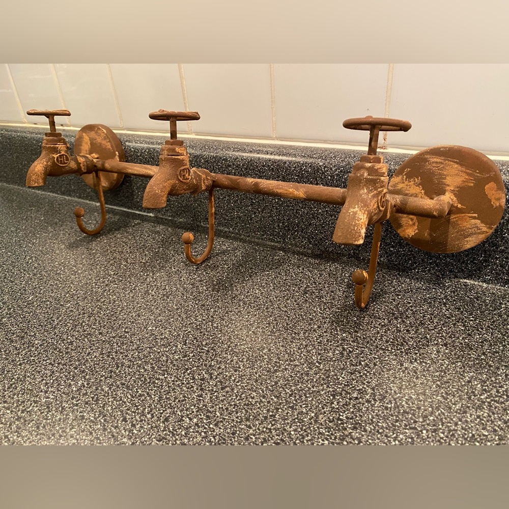 Wall mount hanger